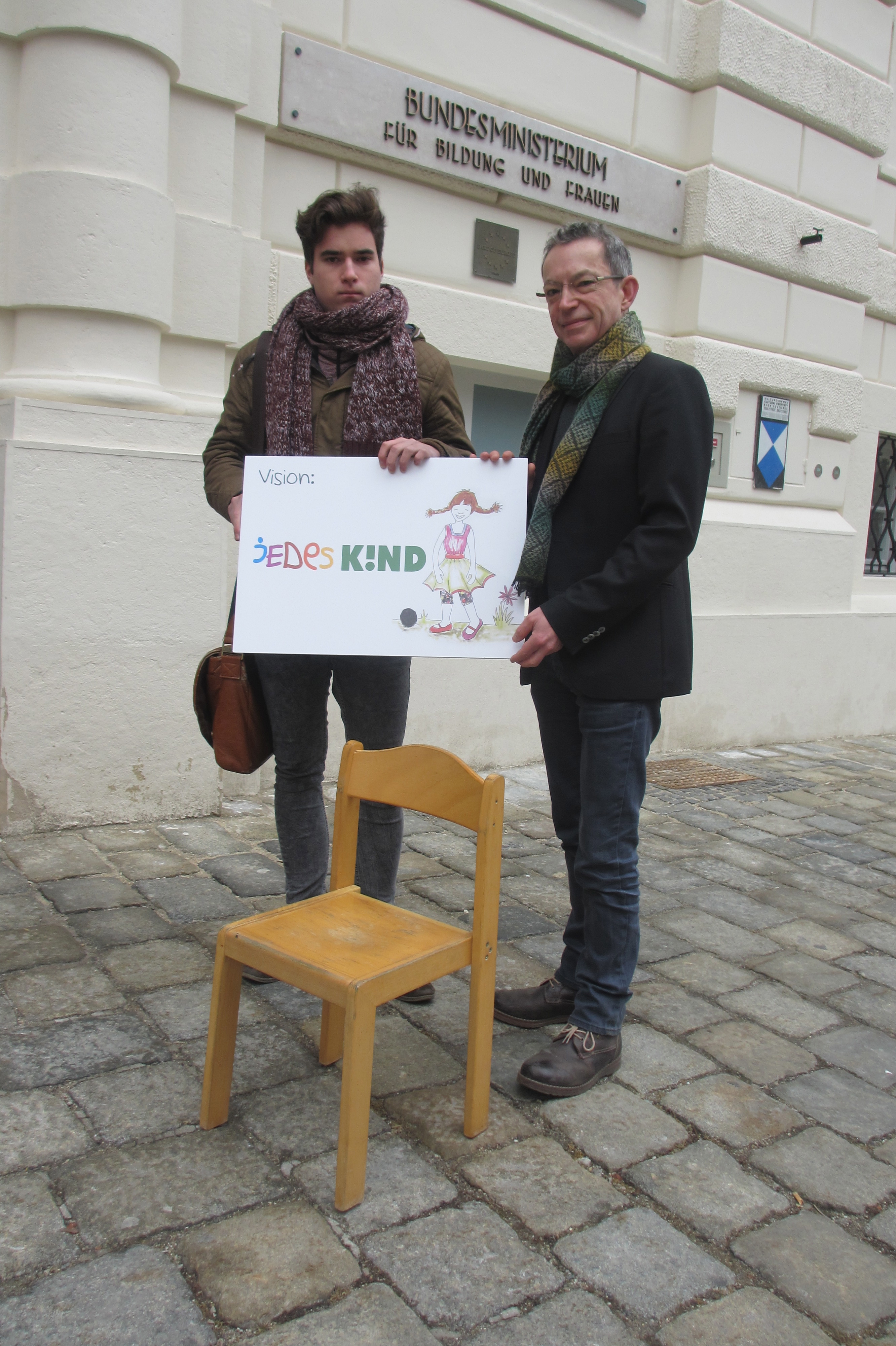 Raphael Niederhauser (BewUS) und Daniel Landau (jedesK!ND) vor dem Bildungsministerium